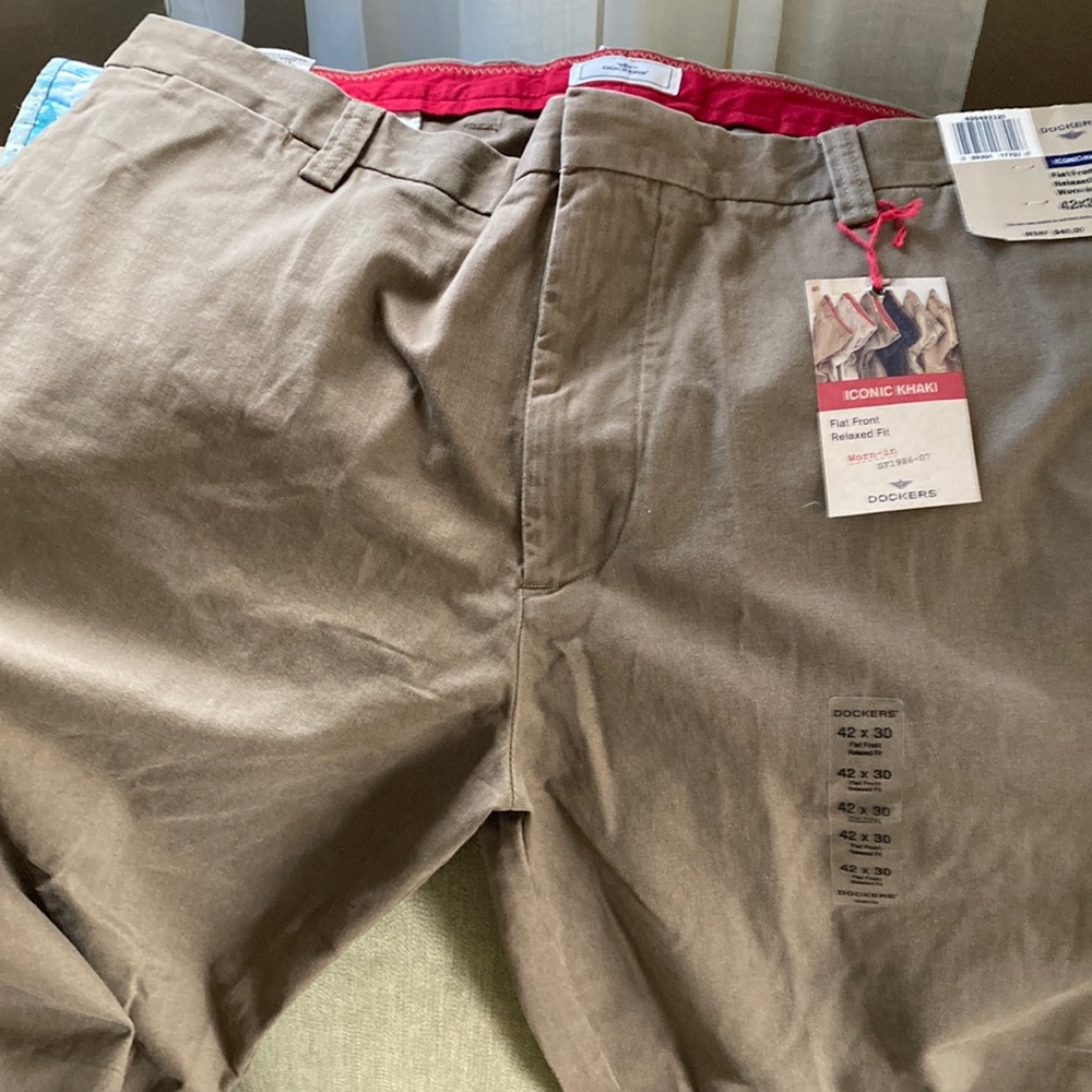 Men’s Khaki Dockers. NWT. Size 42x30
